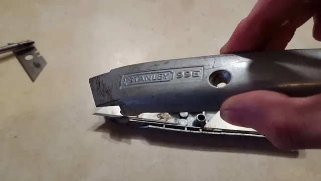 how to assemble a utility knife