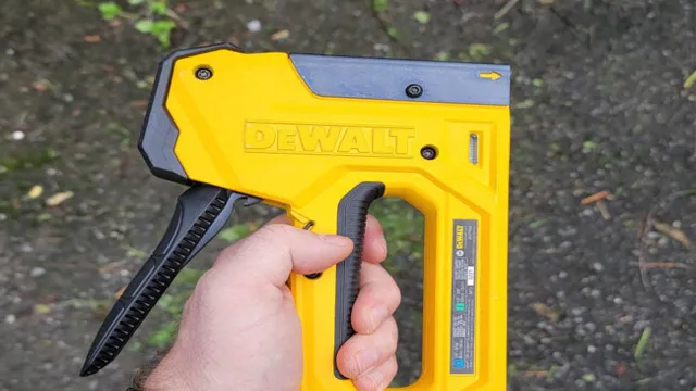 how to load brad nails in dewalt staple gun