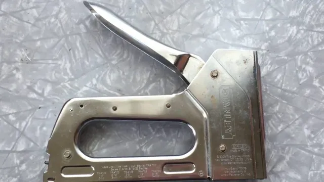 how to put staples in a rapid staple gun
