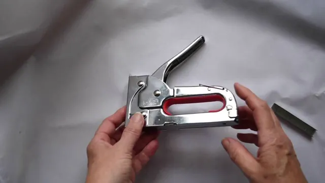 how to put staples in a staple gun