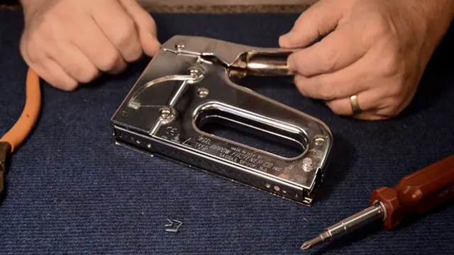 how to remove jammed staples from a staple gun