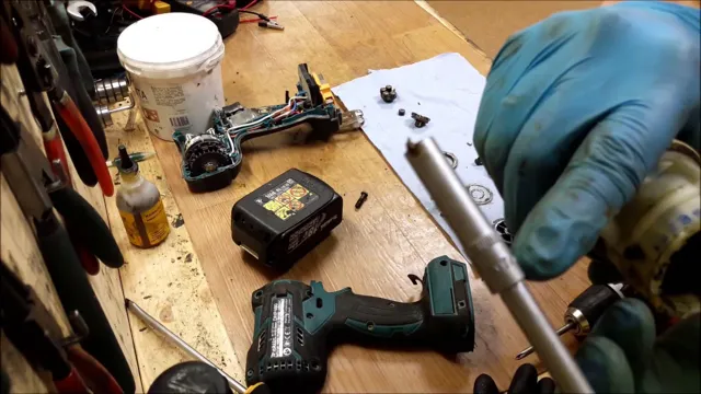 how to take a chuck off a makita cordless drill